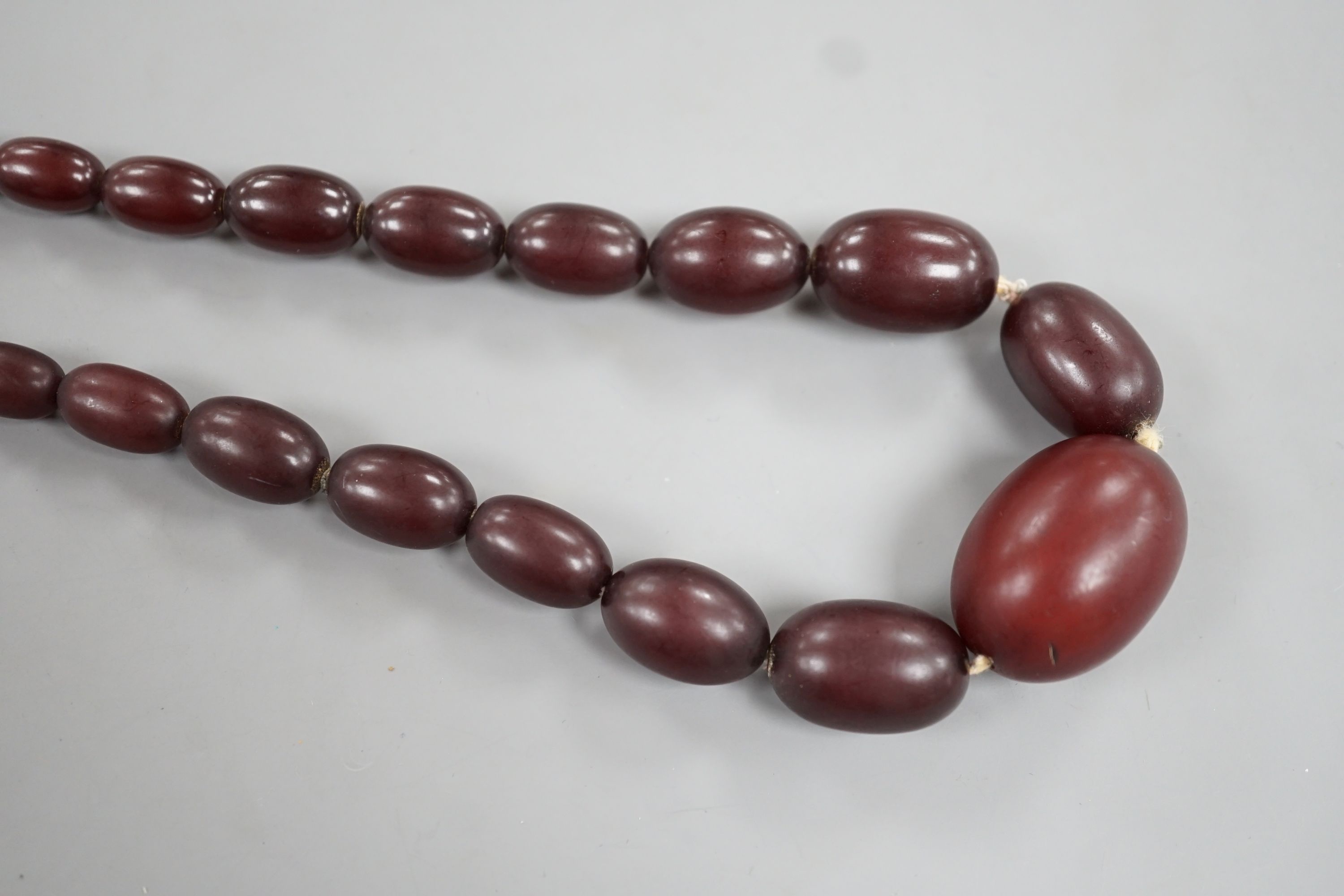 A single strand graduated oval bakelite bead necklace, 71cm, gross weight 60 grams.